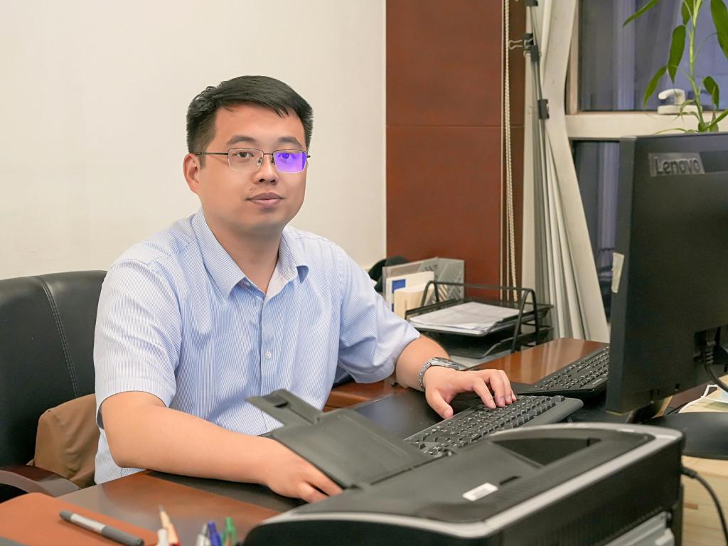 第八届“三育人”标兵、党政办公室李云超老师：做好办公室“三服务”， 以有为青春书写新时代育人答卷