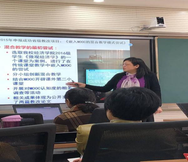 （右图为程蹊老师与教师们分享混合教学的经验）