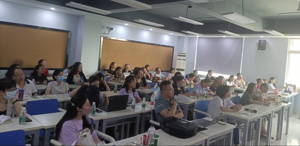 参加培训活动的教师认真聆听 参加培训活动的教师认真聆听