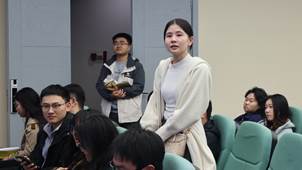 一群人正在聊天 AI 生成的内容可能不正确。