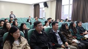 一群人坐在房间里 AI 生成的内容可能不正确。