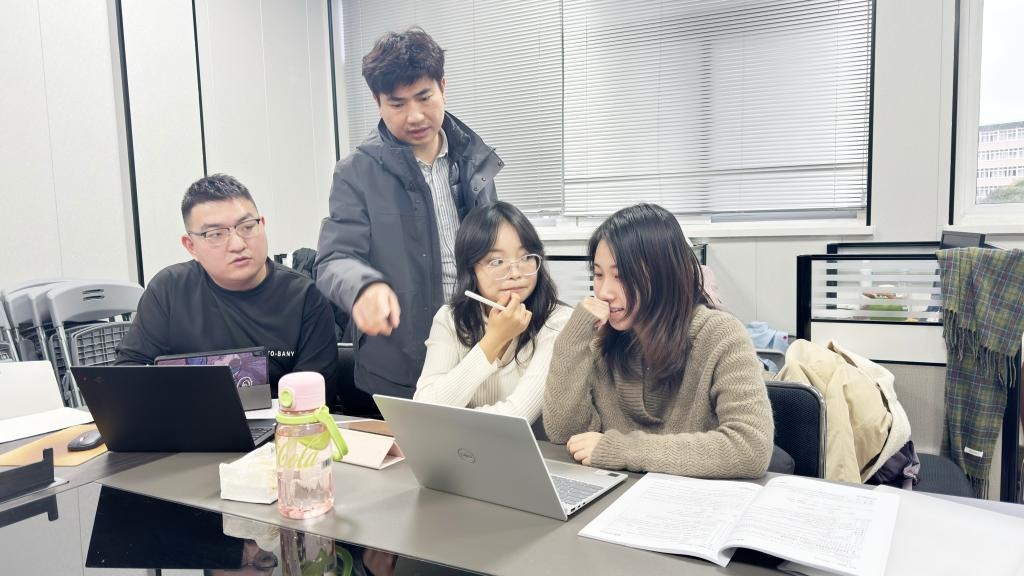 三全育人 · 微光｜第七届教学先进个人管理学院刘亚伟副教授：行走账册间，潜心教学与科研